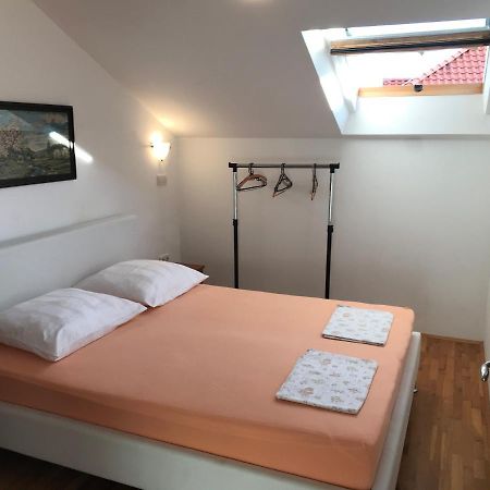 Gala Apartments Omiš Esterno foto