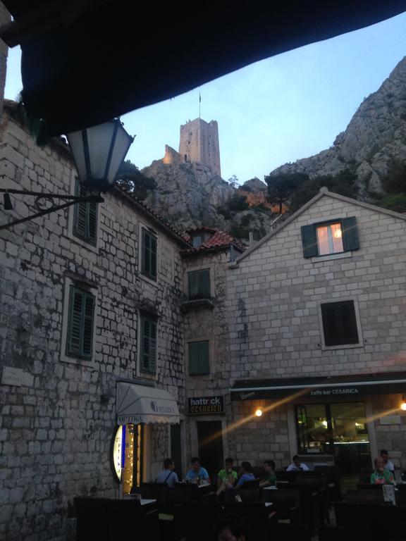 Gala Apartments Omiš Esterno foto