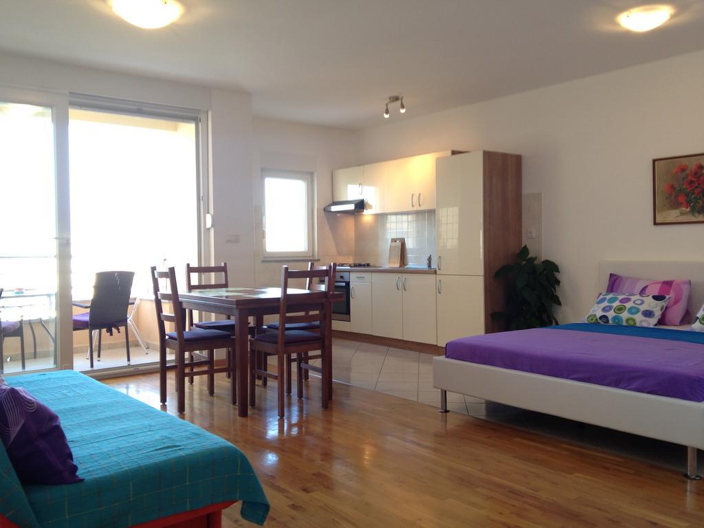 Gala Apartments Omiš Esterno foto