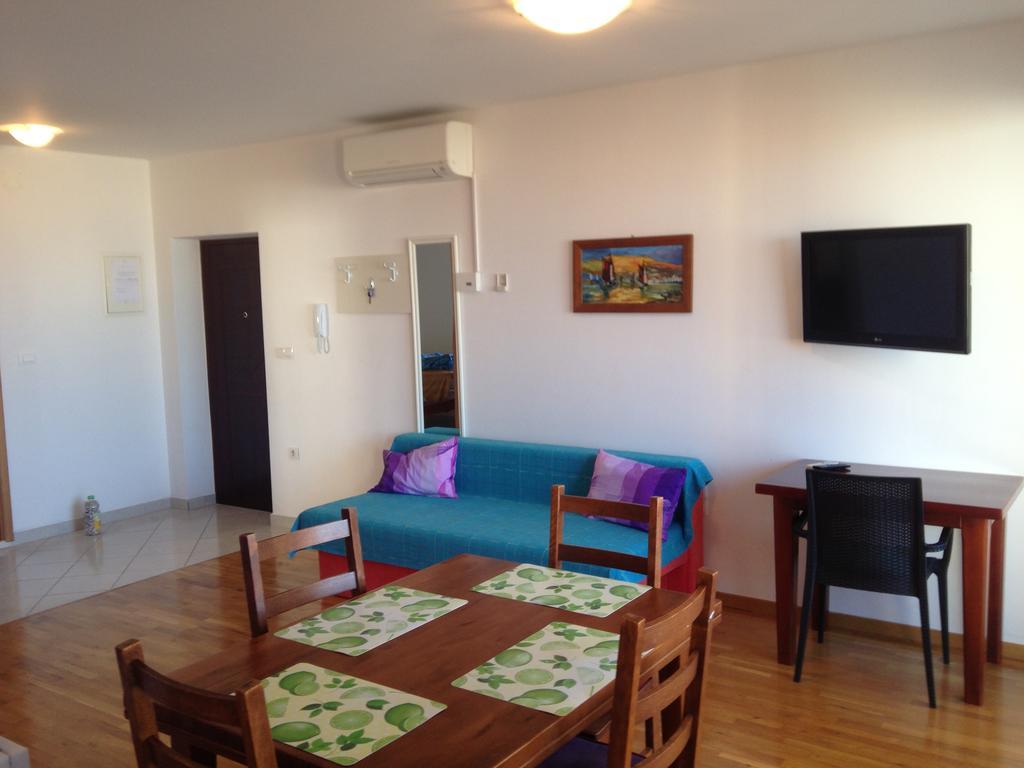 Gala Apartments Omiš Esterno foto