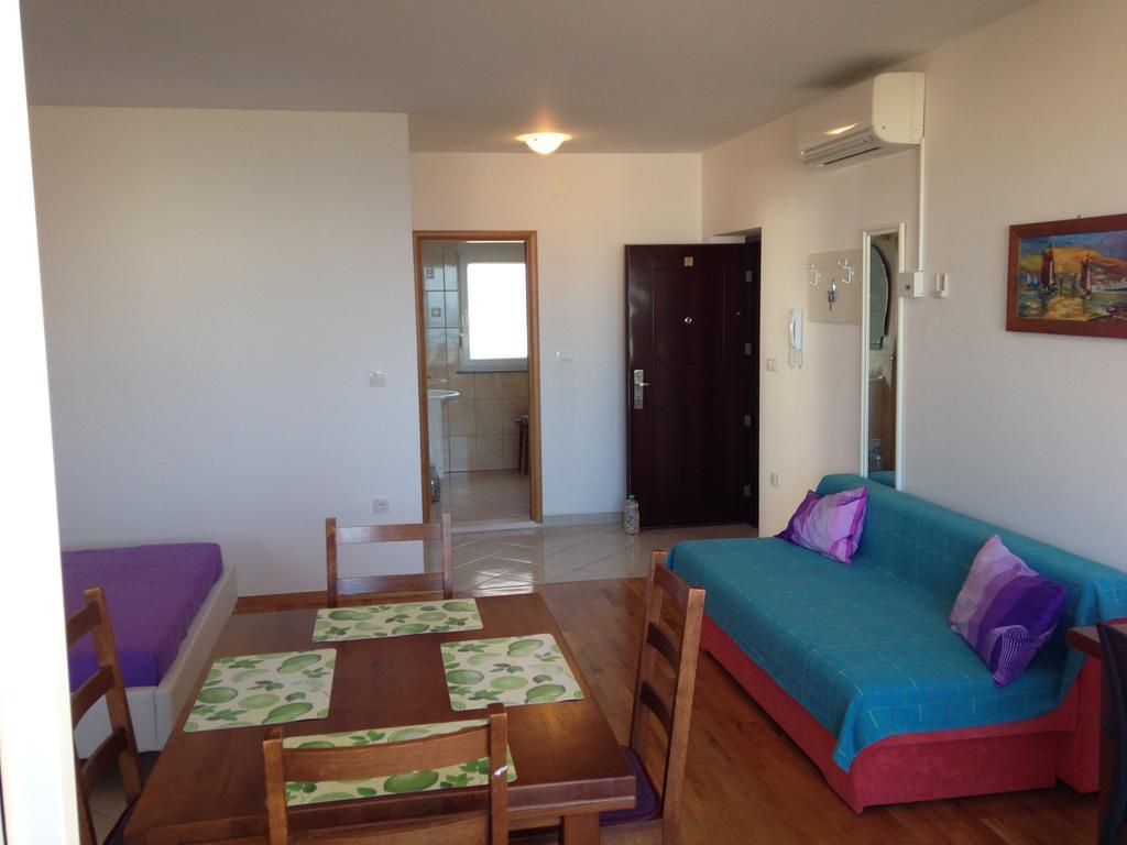 Gala Apartments Omiš Esterno foto