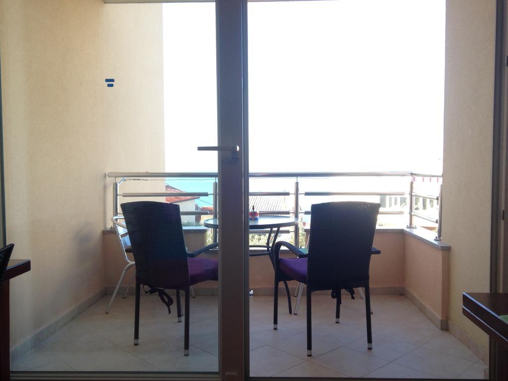 Gala Apartments Omiš Esterno foto