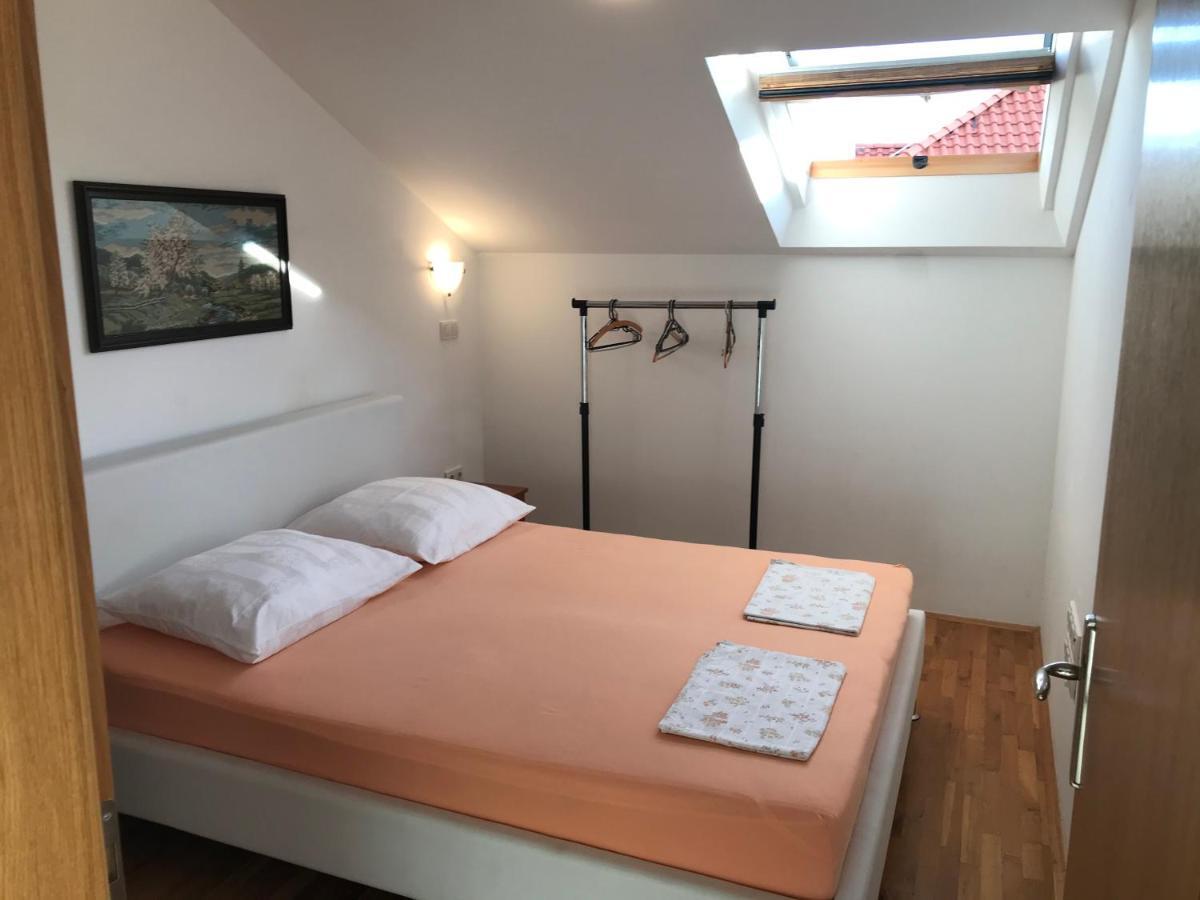 Gala Apartments Omiš Esterno foto