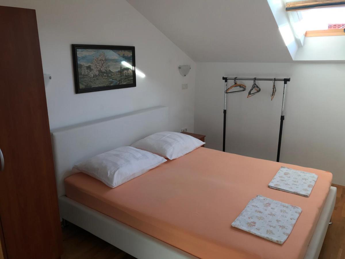 Gala Apartments Omiš Esterno foto