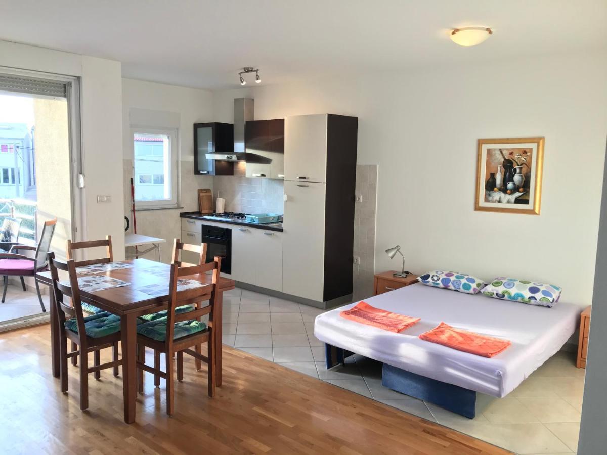 Gala Apartments Omiš Esterno foto