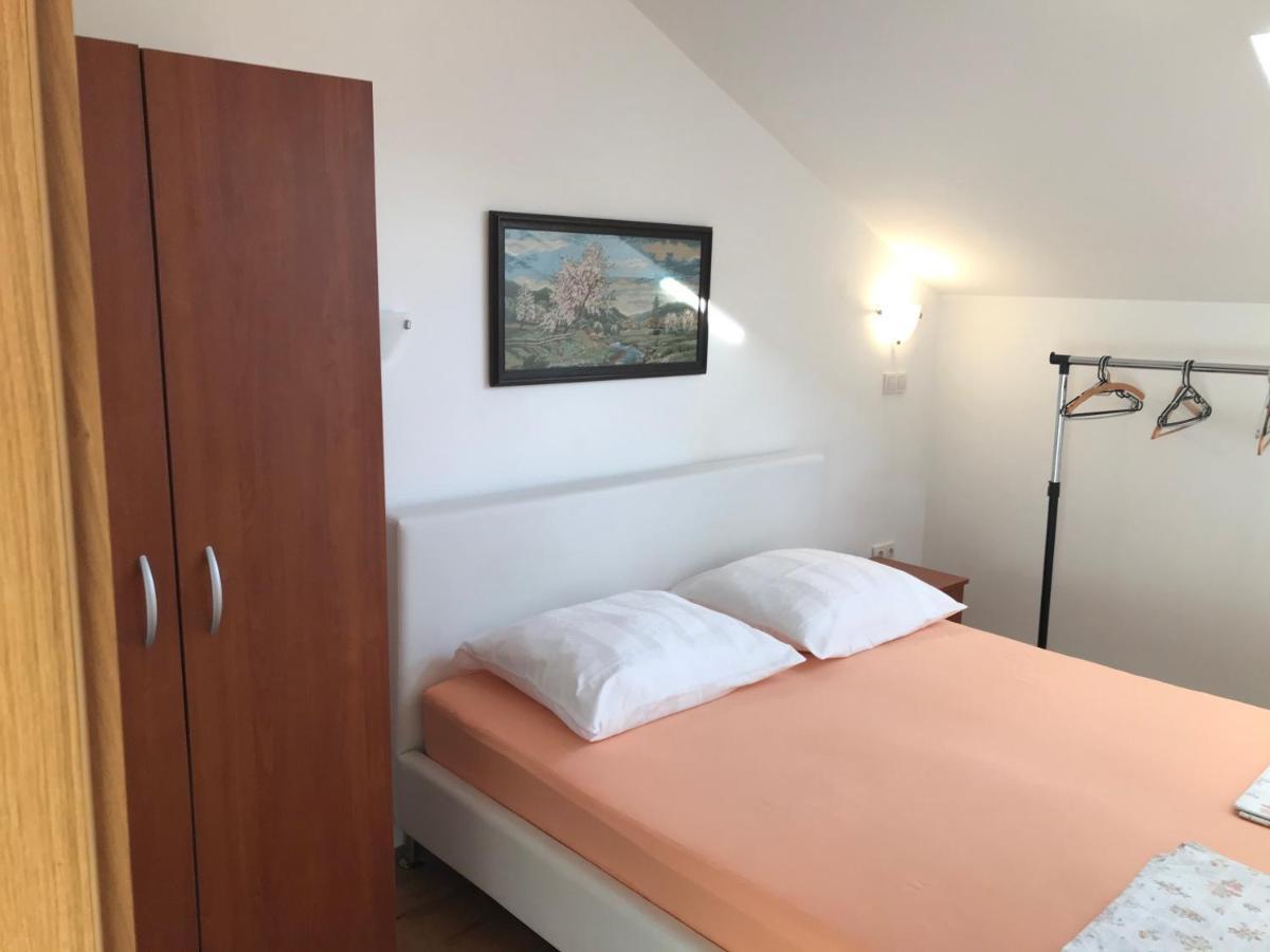 Gala Apartments Omiš Esterno foto