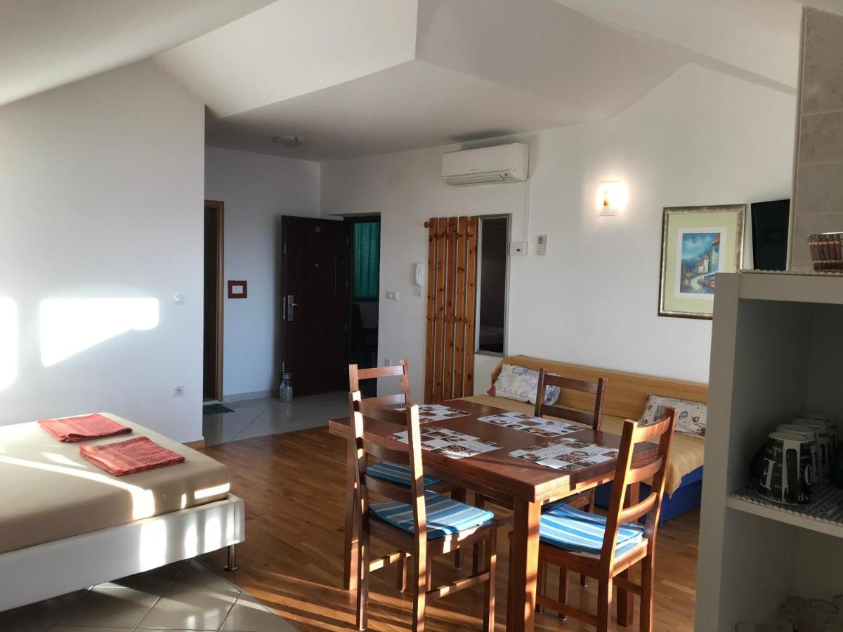 Gala Apartments Omiš Esterno foto