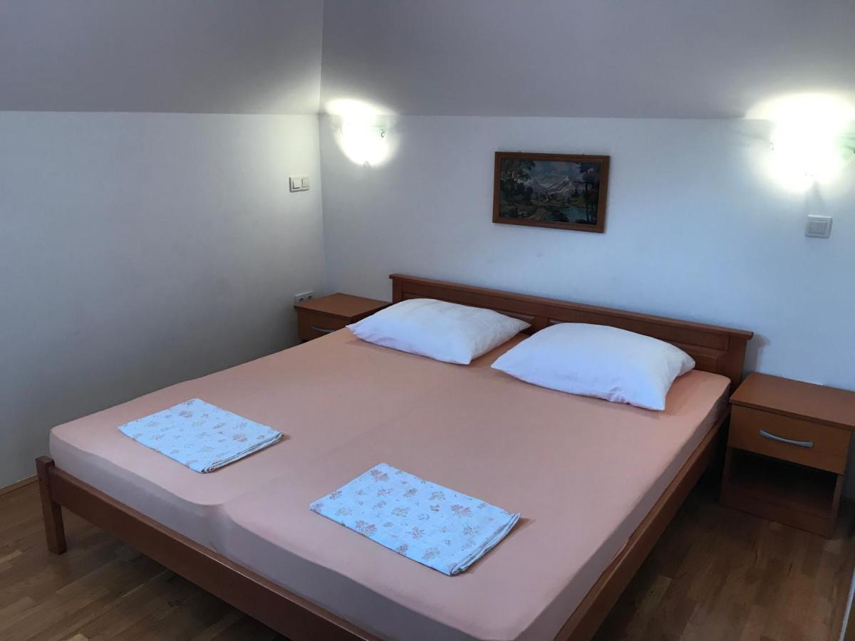 Gala Apartments Omiš Esterno foto