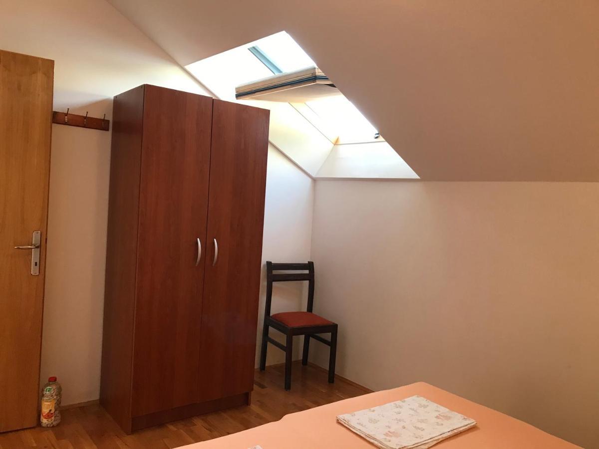 Gala Apartments Omiš Esterno foto