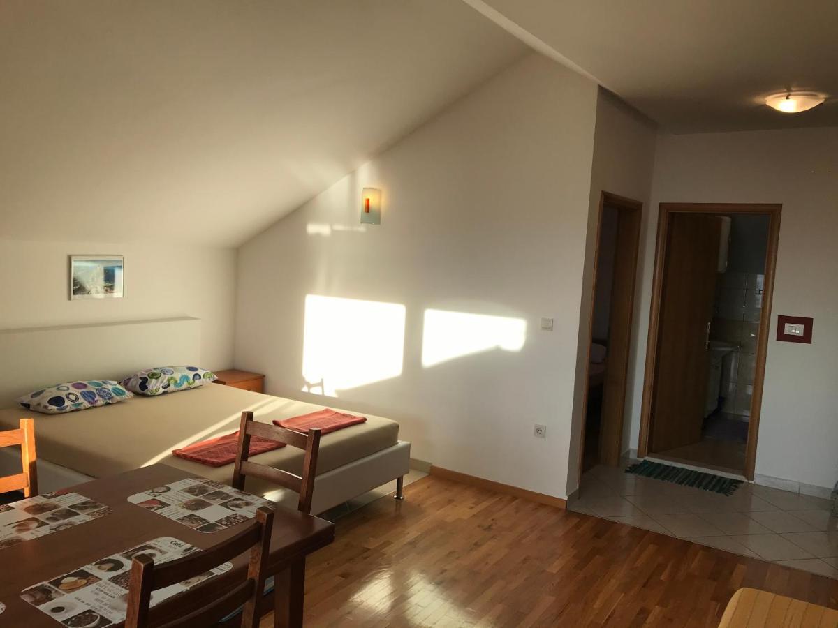 Gala Apartments Omiš Esterno foto