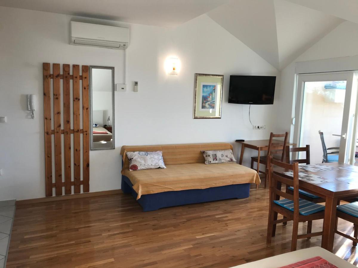 Gala Apartments Omiš Esterno foto